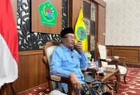 Bupati Pamekasan, KH. Kholilurrahman saat melakukan sambungan telpon dengan Koordinator BGN wilayah Pamekasan, Hariyanto Rahmansyah Tri Arif. (DOK. KLIKMADURA)