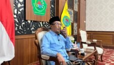 Bupati Pamekasan, KH. Kholilurrahman saat melakukan sambungan telpon dengan Koordinator BGN wilayah Pamekasan, Hariyanto Rahmansyah Tri Arif. (DOK. KLIKMADURA)