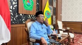Bupati Pamekasan, KH. Kholilurrahman saat melakukan sambungan telpon dengan Koordinator BGN wilayah Pamekasan, Hariyanto Rahmansyah Tri Arif. (DOK. KLIKMADURA)