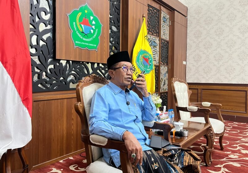 Bupati Pamekasan, KH. Kholilurrahman saat melakukan sambungan telpon dengan Koordinator BGN wilayah Pamekasan, Hariyanto Rahmansyah Tri Arif. (DOK. KLIKMADURA)