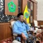 Bupati Pamekasan, KH. Kholilurrahman saat melakukan sambungan telpon dengan Koordinator BGN wilayah Pamekasan, Hariyanto Rahmansyah Tri Arif. (DOK. KLIKMADURA)