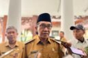 Bupati Pamekasan, KH. Kholilurrahman saat diwawancarai sejumlah awak media. (DOK. KLIKMADURA)
