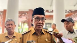 Bupati Pamekasan, KH. Kholilurrahman saat diwawancarai sejumlah awak media. (DOK. KLIKMADURA)
