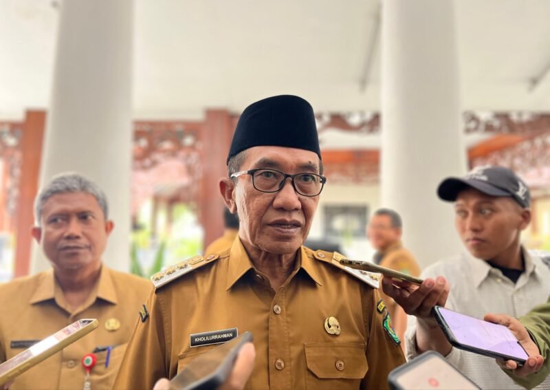 Bupati Pamekasan, KH. Kholilurrahman saat diwawancarai sejumlah awak media. (DOK. KLIKMADURA)