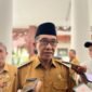 Bupati Pamekasan, KH. Kholilurrahman saat diwawancarai sejumlah awak media. (DOK. KLIKMADURA)