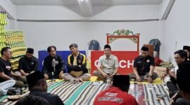 Puluhan Pendekar PSHT dibawah kepemimpinan Muhammad Taufiq mendatangi Kantor Ikatan Pencak Silat Indonesia (IPSI) Kabupaten Pamekasan, Jumat (5/6/2026) malam. (KLIKMADURA)