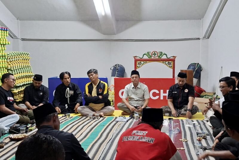 Puluhan Pendekar PSHT dibawah kepemimpinan Muhammad Taufiq mendatangi Kantor Ikatan Pencak Silat Indonesia (IPSI) Kabupaten Pamekasan, Jumat (5/6/2026) malam. (KLIKMADURA)
