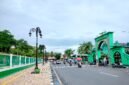 Pengendara melintas di Jalan Mesigit, Kelurahan Gladak Anyar, Pamekasan (LAILIYATUN NURIYAH/KLIK MADURA).
