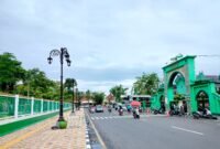 Pengendara melintas di Jalan Mesigit, Kelurahan Gladak Anyar, Pamekasan (LAILIYATUN NURIYAH/KLIK MADURA).