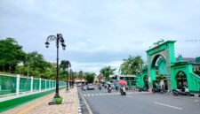 Pengendara melintas di Jalan Mesigit, Kelurahan Gladak Anyar, Pamekasan (LAILIYATUN NURIYAH/KLIK MADURA).