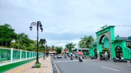 Pengendara melintas di Jalan Mesigit, Kelurahan Gladak Anyar, Pamekasan (LAILIYATUN NURIYAH/KLIK MADURA).