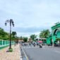 Pengendara melintas di Jalan Mesigit, Kelurahan Gladak Anyar, Pamekasan (LAILIYATUN NURIYAH/KLIK MADURA).