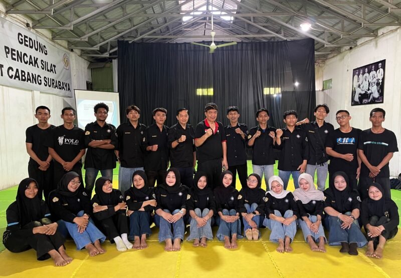 Anggota UKM PSHT Komisariat UTM foto bersama usai mengikuti pelatihan. (KLIKMADURA)