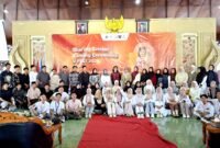 Peserta V-Fest foto bersama usai kegiatan di Pendopo Ronggosukowati, Pamekasan. (DOK. KLIKMADURA)