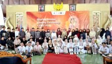 Peserta V-Fest foto bersama usai kegiatan di Pendopo Ronggosukowati, Pamekasan. (DOK. KLIKMADURA)
