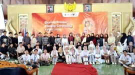 Peserta V-Fest foto bersama usai kegiatan di Pendopo Ronggosukowati, Pamekasan. (DOK. KLIKMADURA)