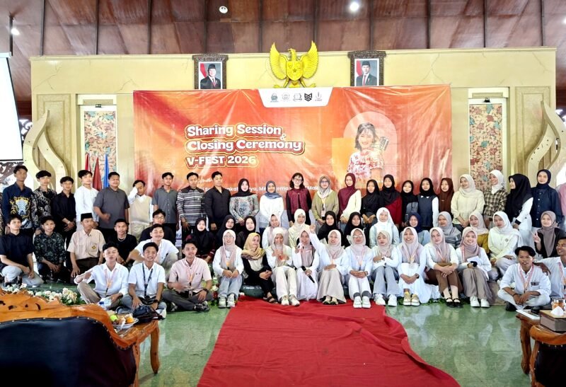 Peserta V-Fest foto bersama usai kegiatan di Pendopo Ronggosukowati, Pamekasan. (DOK. KLIKMADURA)