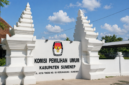 Ilustrasi papan nama Kantor KPU Sumenep. Foto ini buatan AI. (KLIKMADURA)