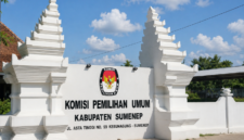 Ilustrasi papan nama Kantor KPU Sumenep. Foto ini buatan AI. (KLIKMADURA)