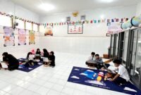 Sejumlah siswa Sekolah Rakyat Pamekasan sedang belajar. (LAILIYATUN NURIYAH / KLIKMADURA)