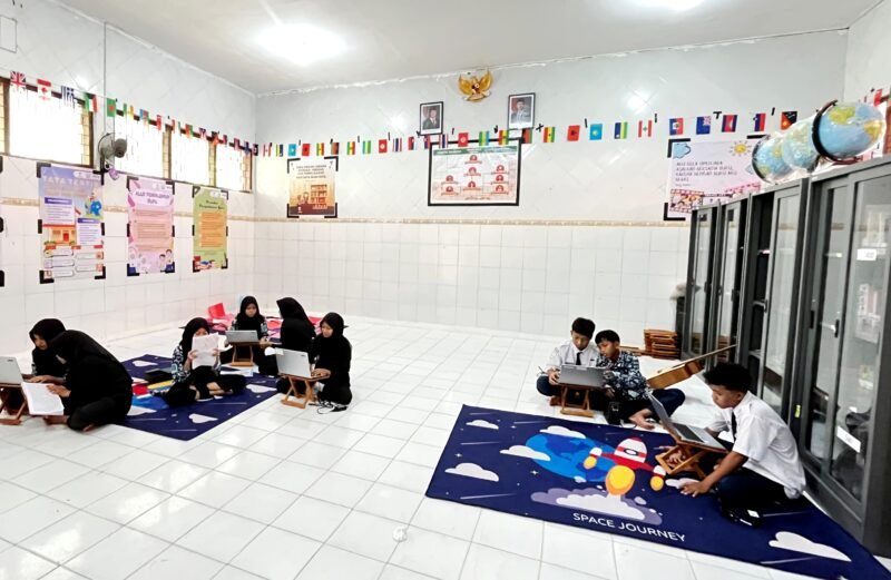 Sejumlah siswa Sekolah Rakyat Pamekasan sedang belajar. (LAILIYATUN NURIYAH / KLIKMADURA)