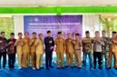 Ketua DPRD Pamekasan, Ali Masykur (baju hitam) bersama Bupati Dr. KH. Kholilurrahman dan pengelola serta Pemdes Tanjung usai penandatanganan PKS Pantai Jumiang. (KLIKMADURA)