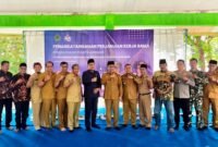 Ketua DPRD Pamekasan, Ali Masykur (baju hitam) bersama Bupati Dr. KH. Kholilurrahman dan pengelola serta Pemdes Tanjung usai penandatanganan PKS Pantai Jumiang. (KLIKMADURA)
