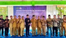 Ketua DPRD Pamekasan, Ali Masykur (baju hitam) bersama Bupati Dr. KH. Kholilurrahman dan pengelola serta Pemdes Tanjung usai penandatanganan PKS Pantai Jumiang. (KLIKMADURA)