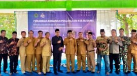 Ketua DPRD Pamekasan, Ali Masykur (baju hitam) bersama Bupati Dr. KH. Kholilurrahman dan pengelola serta Pemdes Tanjung usai penandatanganan PKS Pantai Jumiang. (KLIKMADURA)