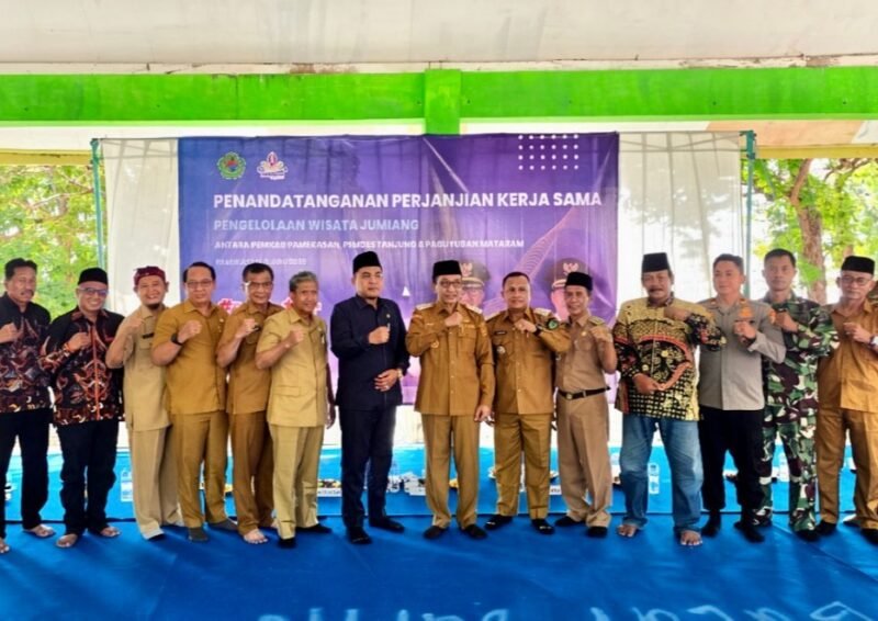 Ketua DPRD Pamekasan, Ali Masykur (baju hitam) bersama Bupati Dr. KH. Kholilurrahman dan pengelola serta Pemdes Tanjung usai penandatanganan PKS Pantai Jumiang. (KLIKMADURA)