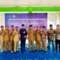 Ketua DPRD Pamekasan, Ali Masykur (baju hitam) bersama Bupati Dr. KH. Kholilurrahman dan pengelola serta Pemdes Tanjung usai penandatanganan PKS Pantai Jumiang. (KLIKMADURA)