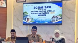 Sekretaris Daerah Kabupaten Sumenep, Agus Dwi Saputra, saat membuka Sosialisasi Kabupaten Program BSPS Tahun 2026 di Ruang Potre Koneng, Bappeda Kabupaten Sumenep, Selasa (9/6/2026).