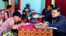 Sejumlah siswa mengambil PIN di SMAN 2 Pamekasan. (ISTIMEWA)