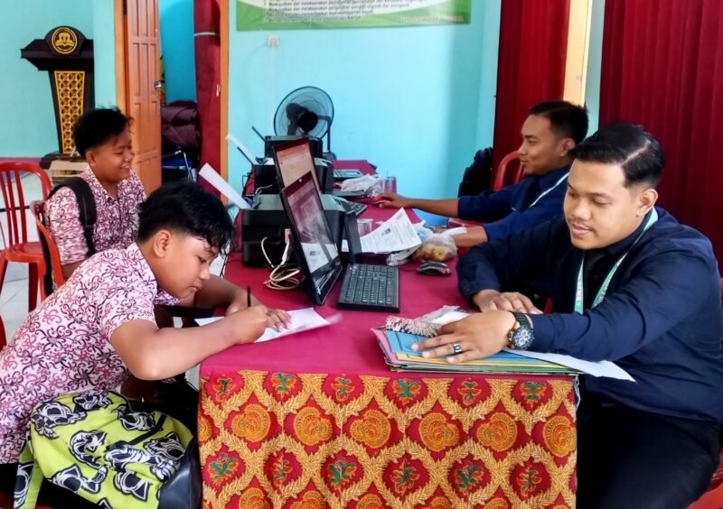 Sejumlah siswa mengambil PIN di SMAN 2 Pamekasan. (ISTIMEWA)