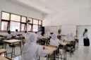 Sejumlah siswi SRMP 29 Pamekasan mengikuti kegiatan pembelajaran di kelas beberapa waktu lalu. (LAILIYATUN NURIYAH / KLIKMADURA)