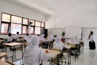 Sejumlah siswi SRMP 29 Pamekasan mengikuti kegiatan pembelajaran di kelas beberapa waktu lalu. (LAILIYATUN NURIYAH / KLIKMADURA)