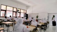Sejumlah siswi SRMP 29 Pamekasan mengikuti kegiatan pembelajaran di kelas beberapa waktu lalu. (LAILIYATUN NURIYAH / KLIKMADURA)