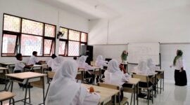 Sejumlah siswi SRMP 29 Pamekasan mengikuti kegiatan pembelajaran di kelas beberapa waktu lalu. (LAILIYATUN NURIYAH / KLIKMADURA)