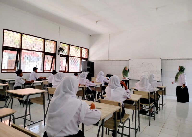 Sejumlah siswi SRMP 29 Pamekasan mengikuti kegiatan pembelajaran di kelas beberapa waktu lalu. (LAILIYATUN NURIYAH / KLIKMADURA)