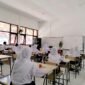 Sejumlah siswi SRMP 29 Pamekasan mengikuti kegiatan pembelajaran di kelas beberapa waktu lalu. (LAILIYATUN NURIYAH / KLIKMADURA)