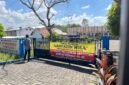 Warga berada di depan SMK Kesehatan Nusantara Pamekasan (LAILIYATUN NURIYAH/KLIK MADURA).  