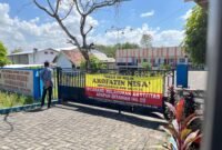 Warga berada di depan SMK Kesehatan Nusantara Pamekasan (LAILIYATUN NURIYAH/KLIK MADURA).  