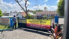 Warga berada di depan SMK Kesehatan Nusantara Pamekasan (LAILIYATUN NURIYAH/KLIK MADURA).  