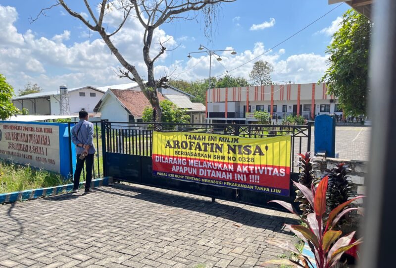 Warga berada di depan SMK Kesehatan Nusantara Pamekasan (LAILIYATUN NURIYAH/KLIK MADURA).  