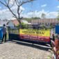 Warga berada di depan SMK Kesehatan Nusantara Pamekasan (LAILIYATUN NURIYAH/KLIK MADURA).  