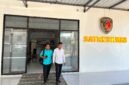 Dua guru SMK Kesehatan Nusantara Pamekasan keluar dari Kantor Satreskrim Polres Pamekasan usai diperiksa oleh penyidik. (LAILIYATUN NURIYAH/PAMEKASAN)