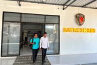 Dua guru SMK Kesehatan Nusantara Pamekasan keluar dari Kantor Satreskrim Polres Pamekasan usai diperiksa oleh penyidik. (LAILIYATUN NURIYAH/PAMEKASAN)