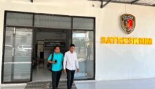 Dua guru SMK Kesehatan Nusantara Pamekasan keluar dari Kantor Satreskrim Polres Pamekasan usai diperiksa oleh penyidik. (LAILIYATUN NURIYAH/PAMEKASAN)