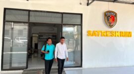 Dua guru SMK Kesehatan Nusantara Pamekasan keluar dari Kantor Satreskrim Polres Pamekasan usai diperiksa oleh penyidik. (LAILIYATUN NURIYAH/PAMEKASAN)