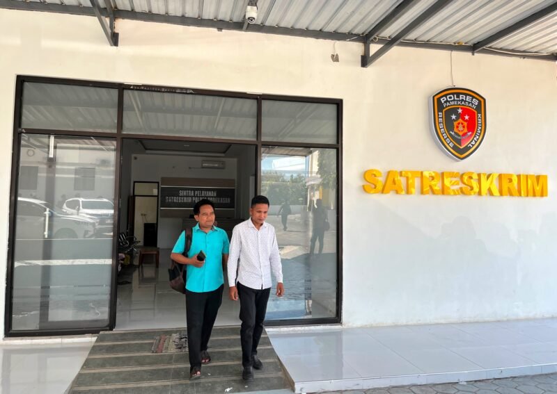 Dua guru SMK Kesehatan Nusantara Pamekasan keluar dari Kantor Satreskrim Polres Pamekasan usai diperiksa oleh penyidik. (LAILIYATUN NURIYAH/PAMEKASAN)